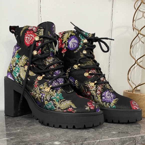 VAGABOND *NIB* tapestry floral chunky rubber tread heeled boots ⇒ Anthropologie - Picture 1 of 12